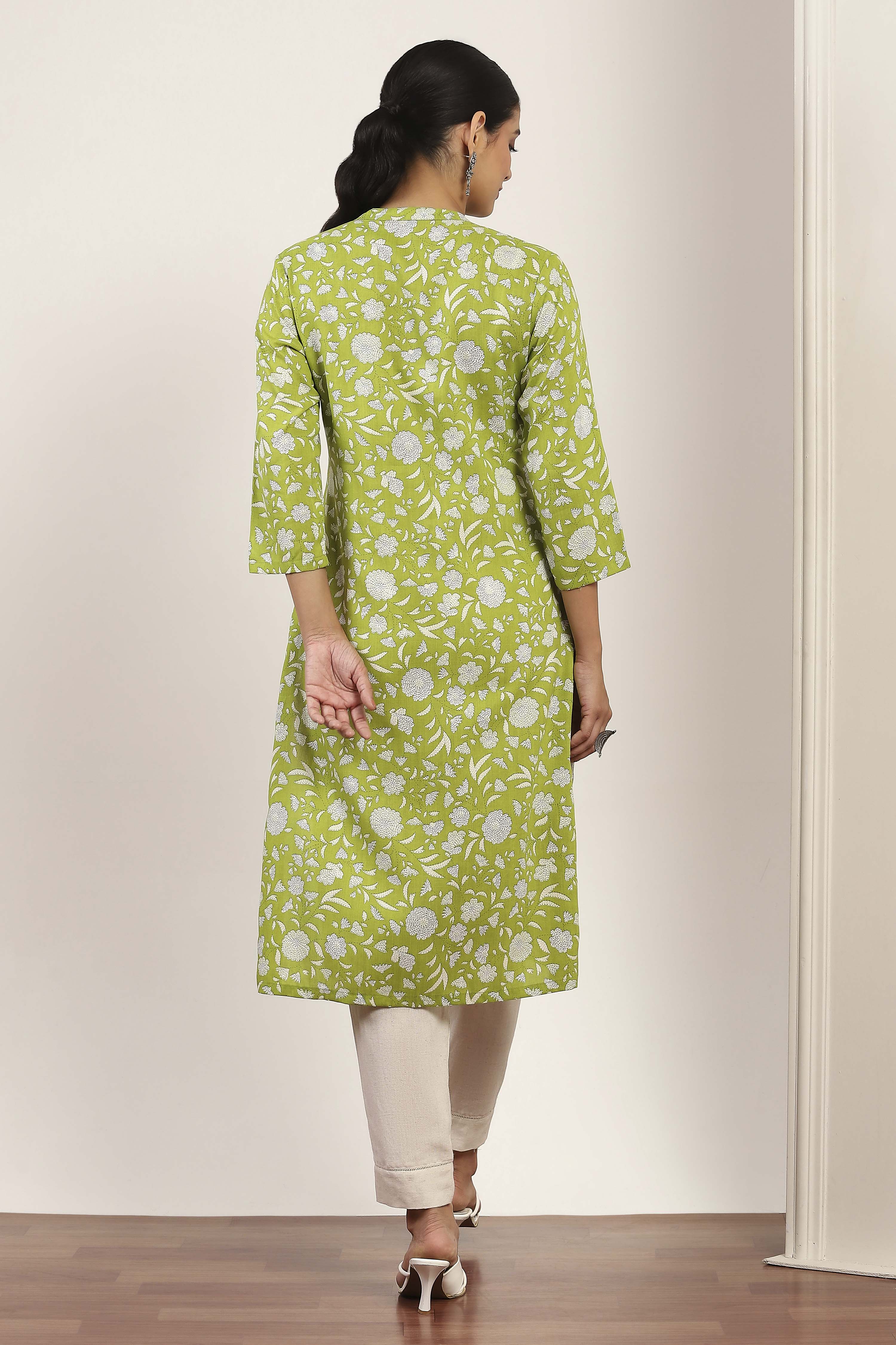 Green Viscose Rayon Straight Kurta Pants Set image number 4