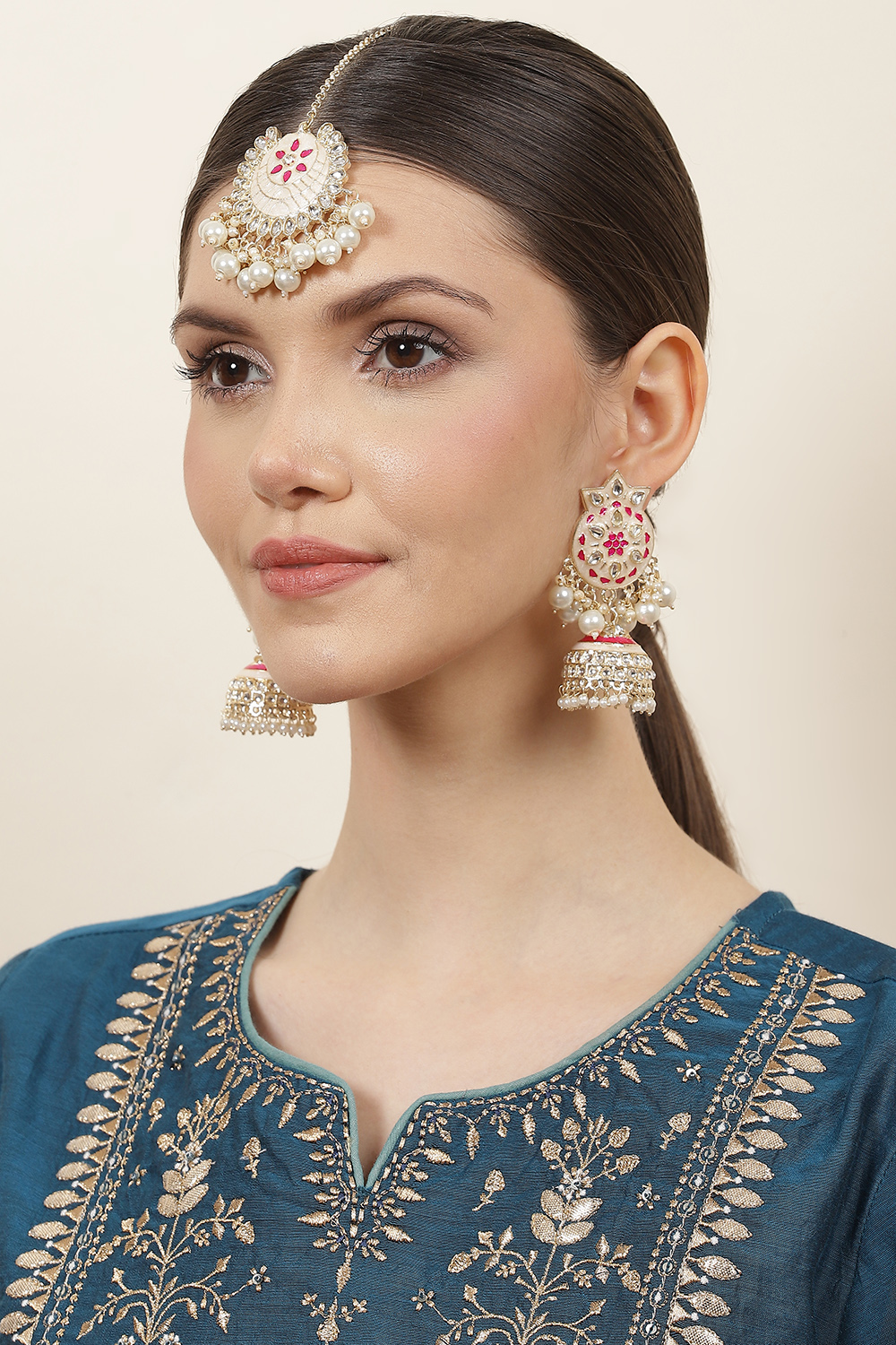 Cream & Pink Jhumkas & Maangtika Set image number 3