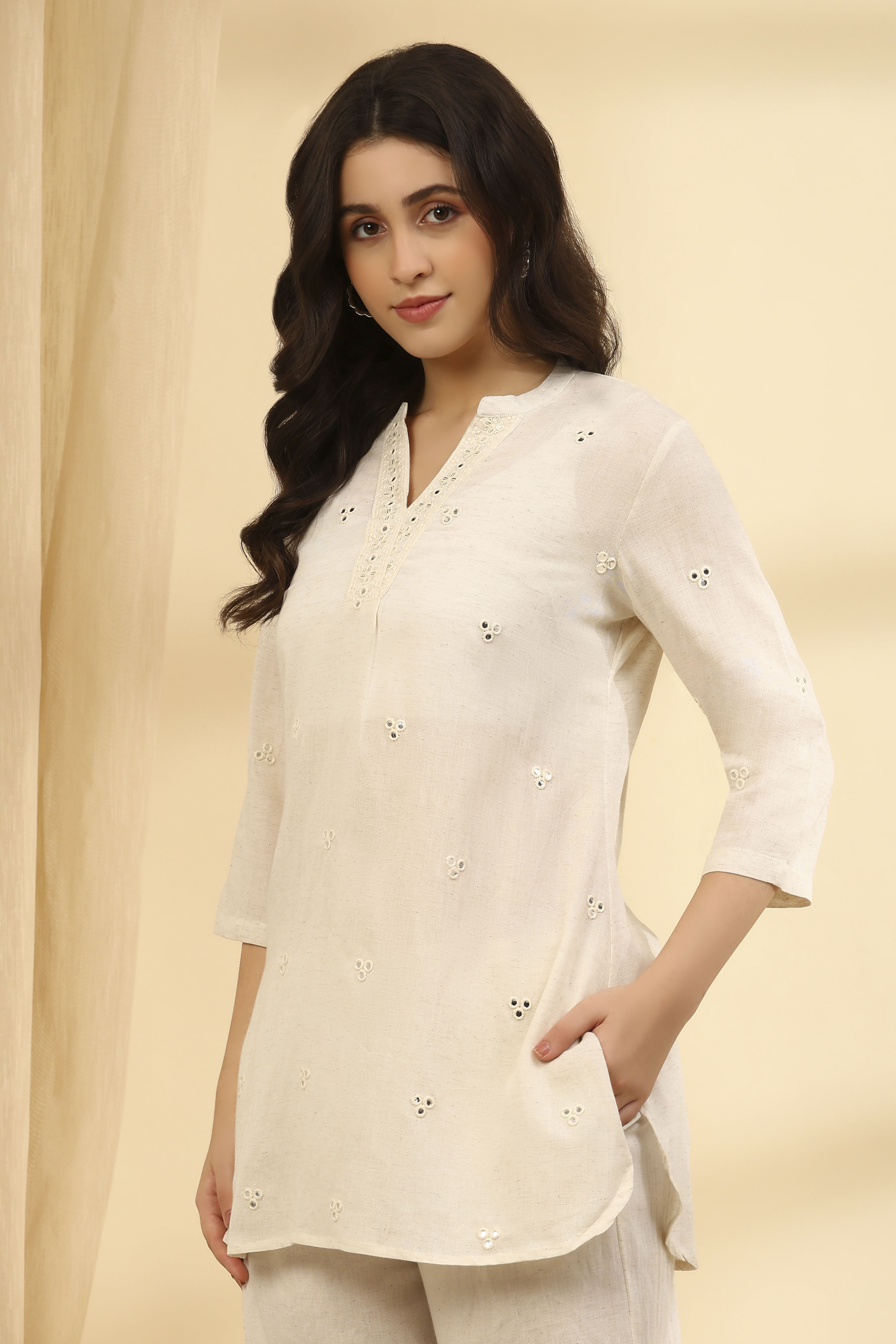 Off White Solid Stretch Leggings image number 2