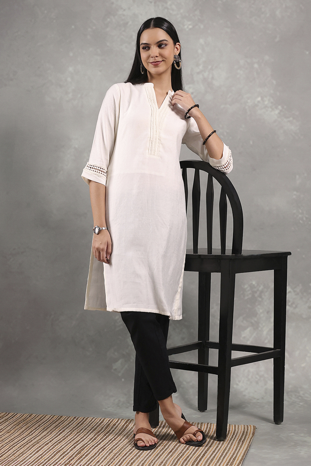 Off White Viscose Blend Solid Straight Kurta image number 2