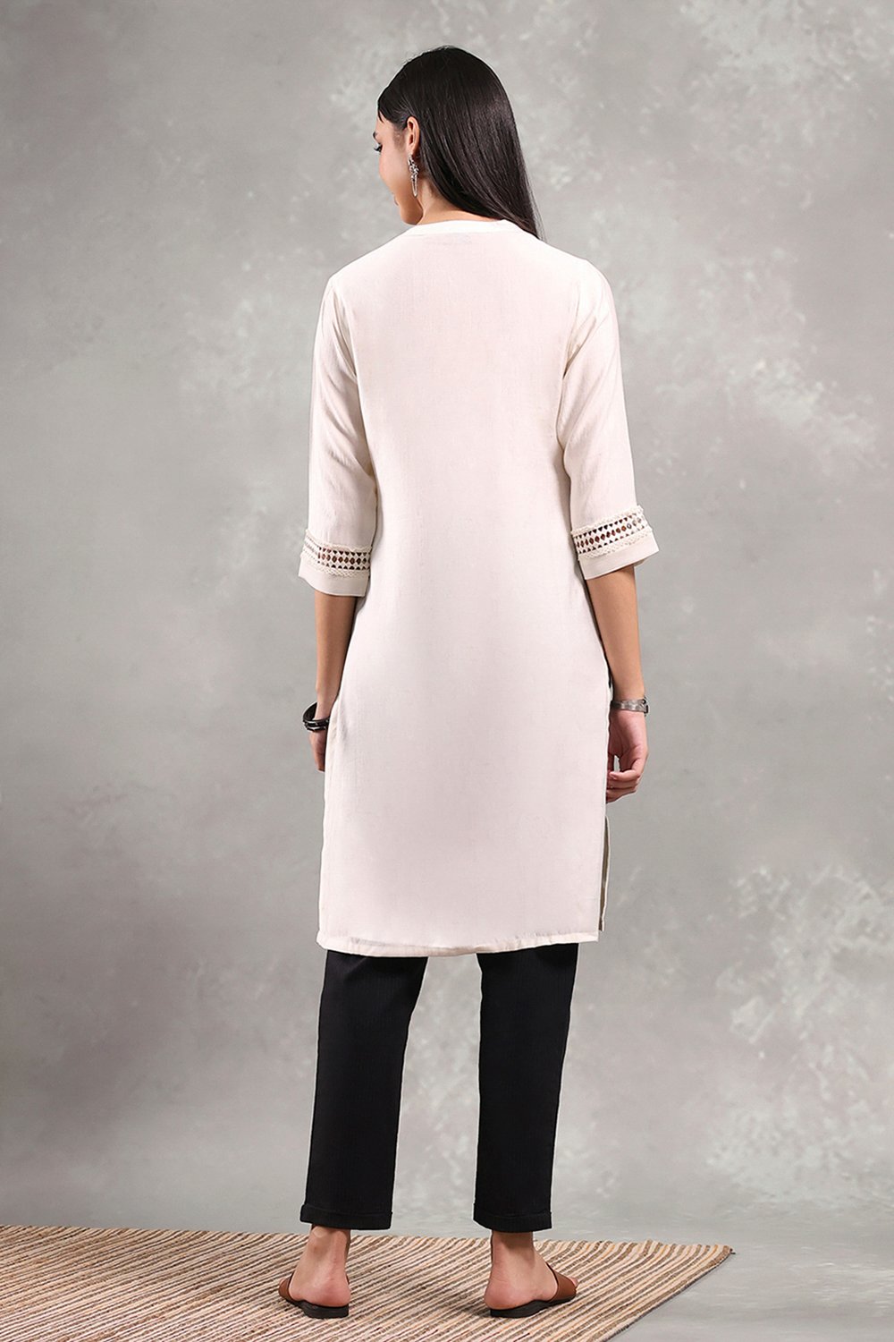 Off White Viscose Blend Solid Straight Kurta image number 3