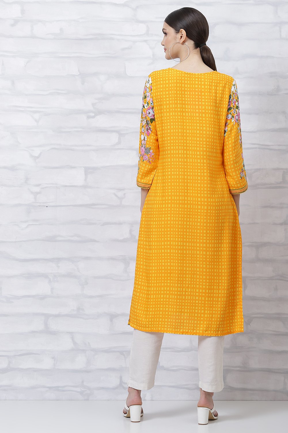 Yellow LIVA Straight Kurta image number 4