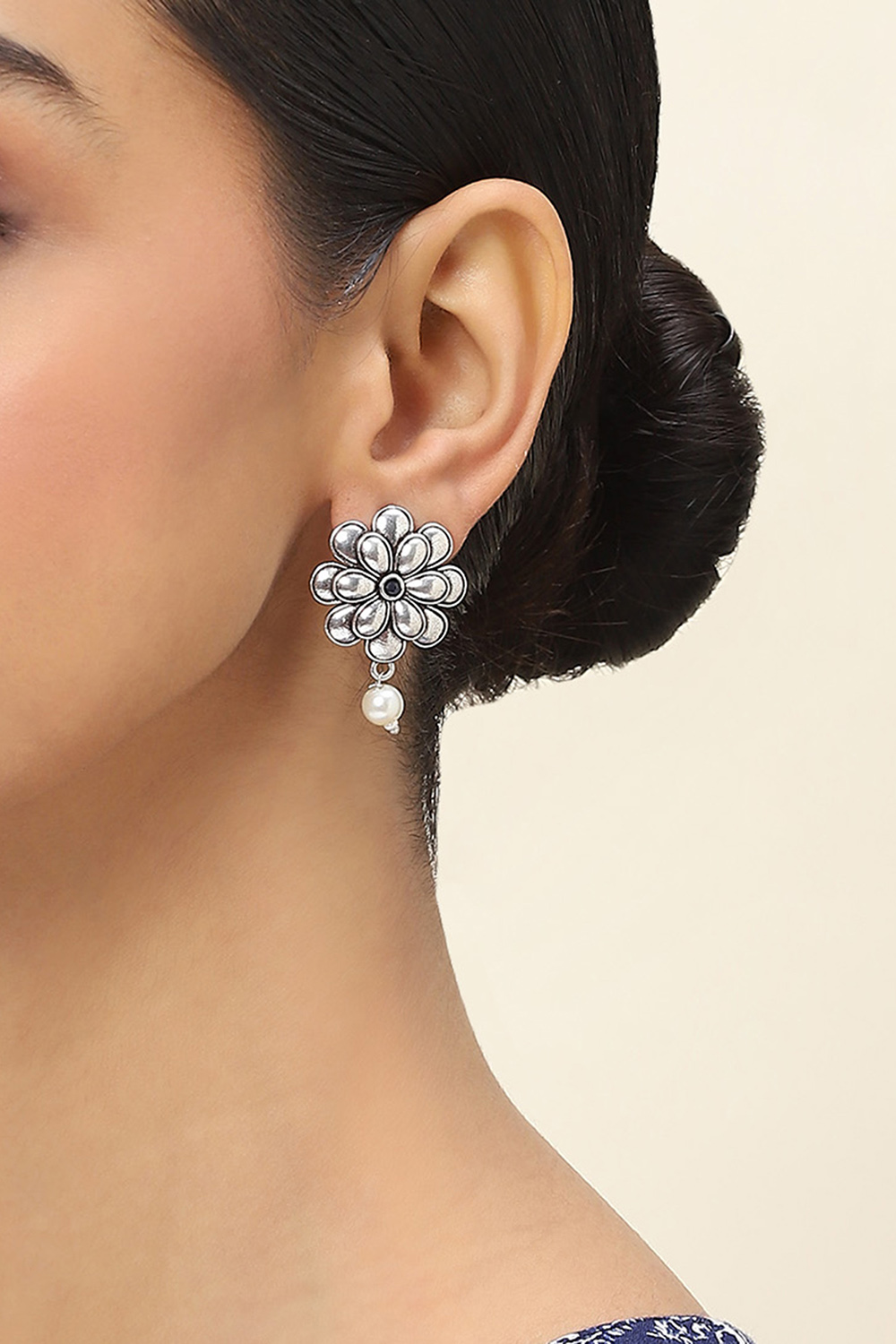 Oxidised Alloy Studs image number 1