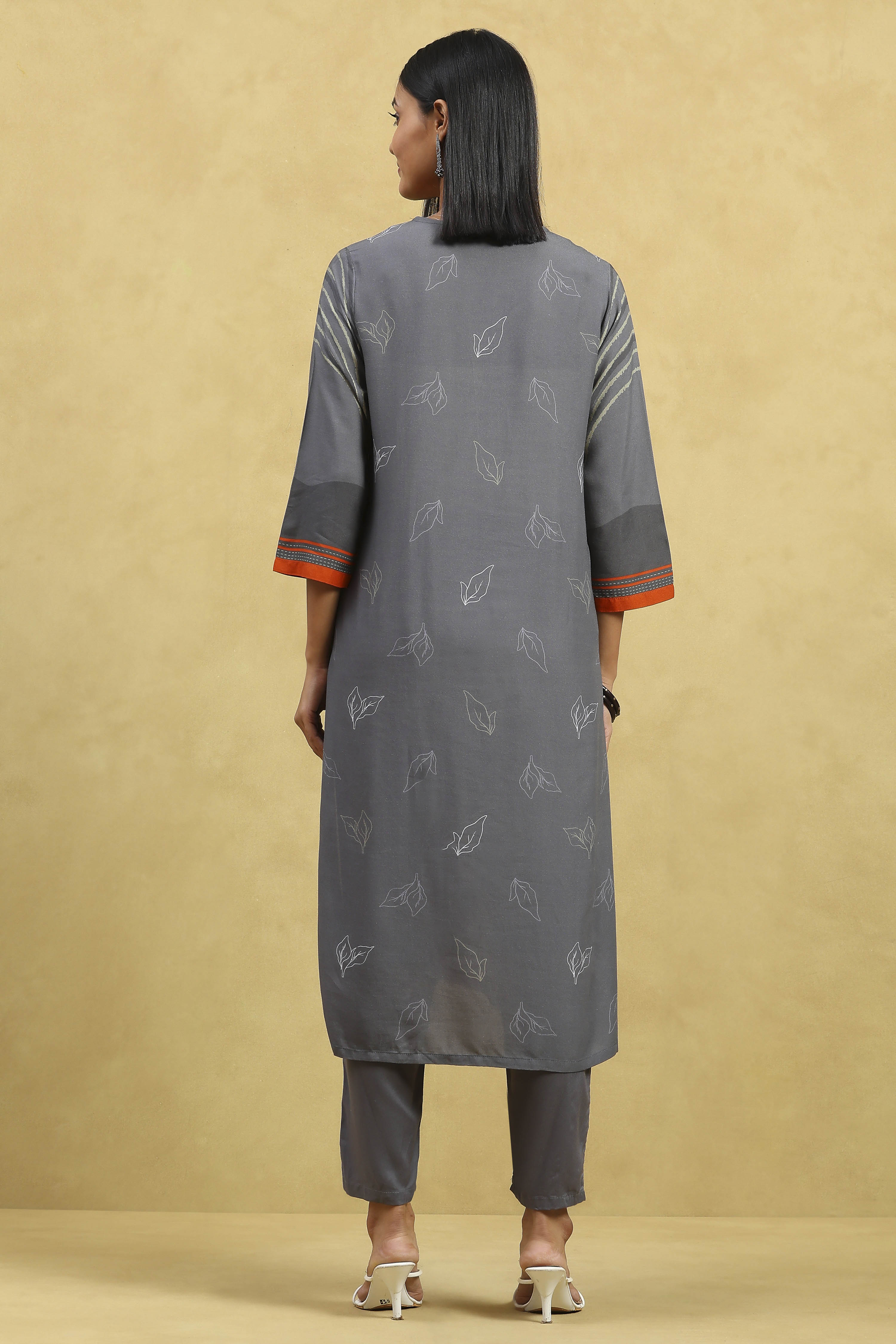 Grey Viscose Rayon Printed Straight Kurta Pants Set image number 4