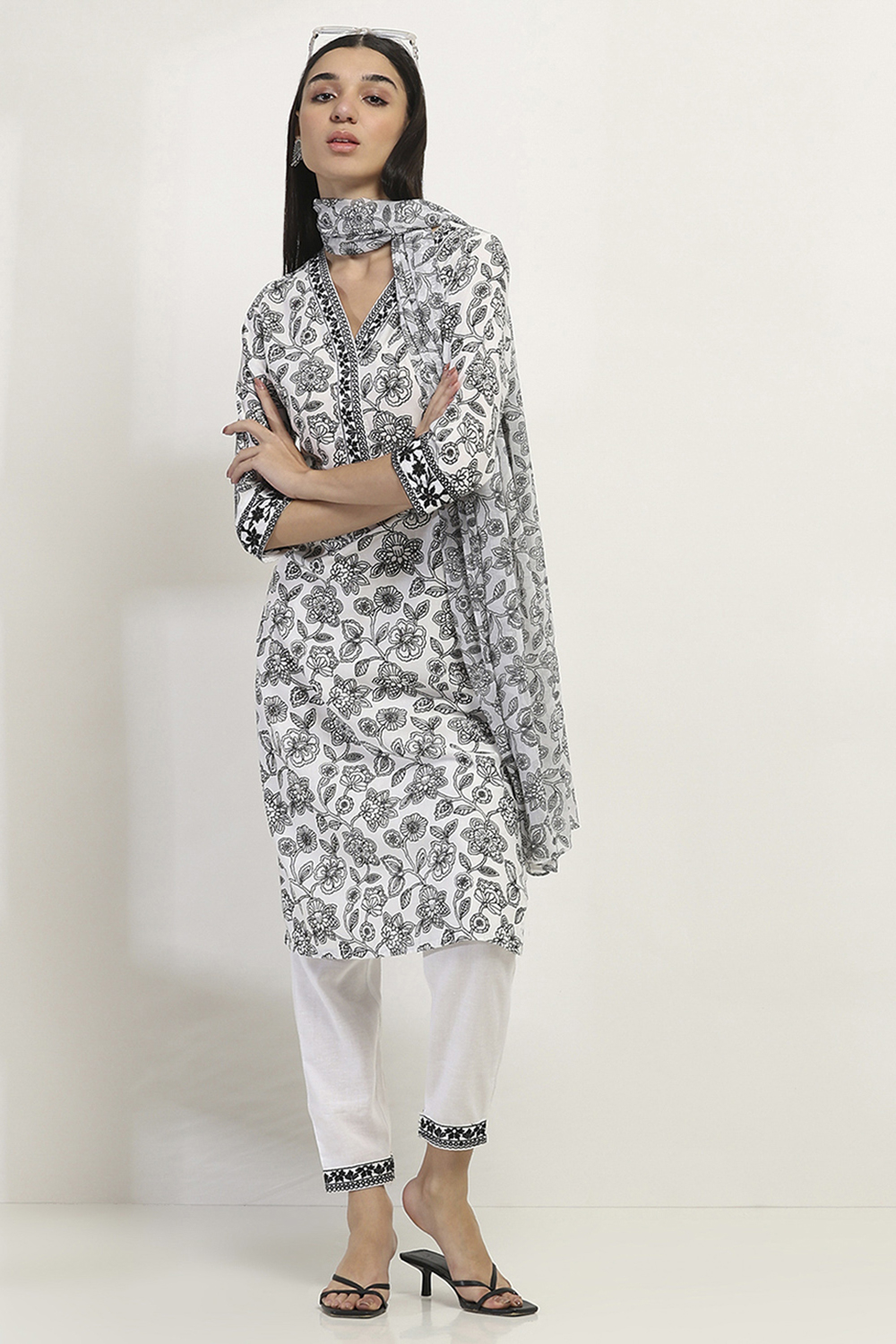 White Viscose Blend Straight Set image number 6