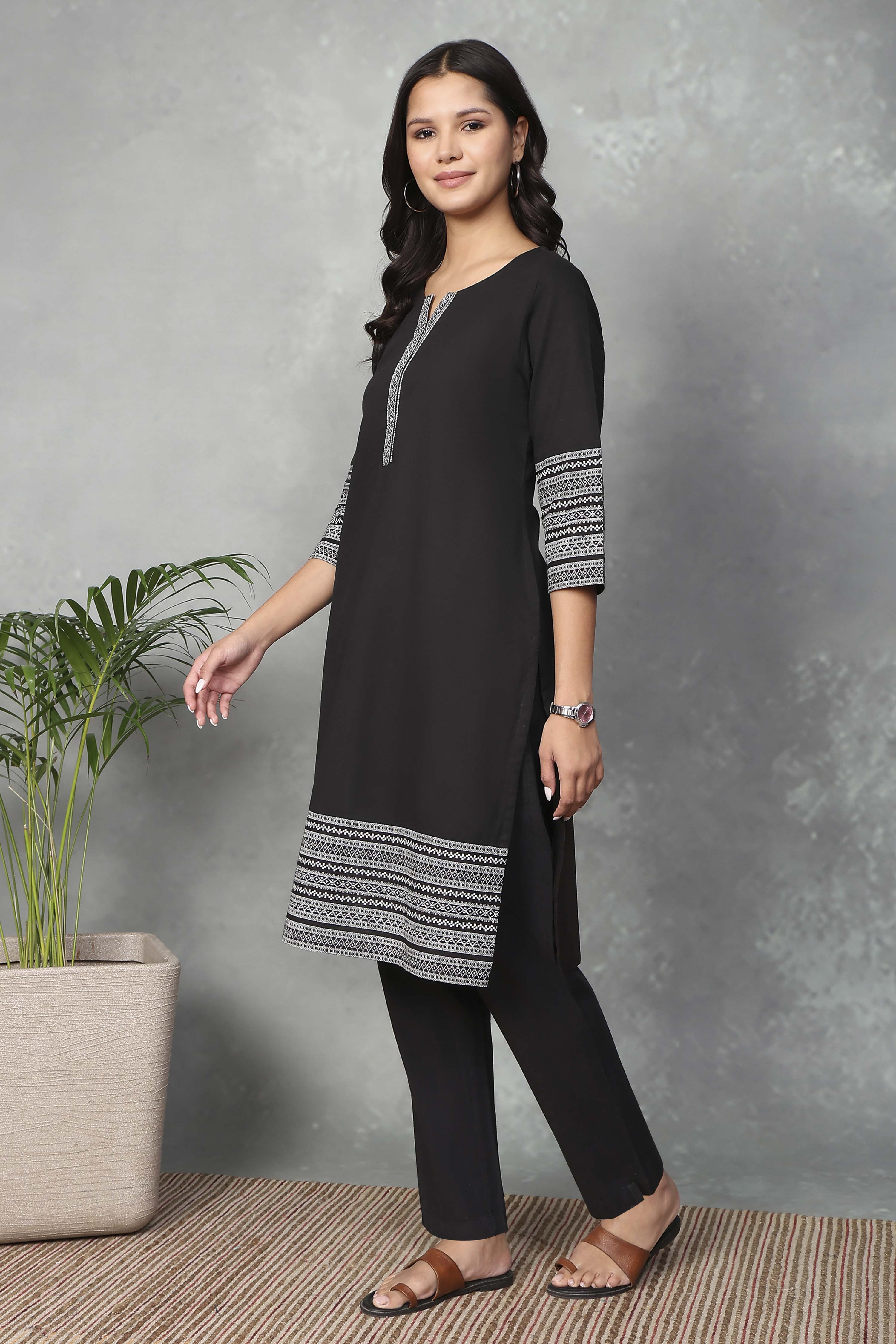 Black Cotton Blend Solid Straight Kurta image number 2