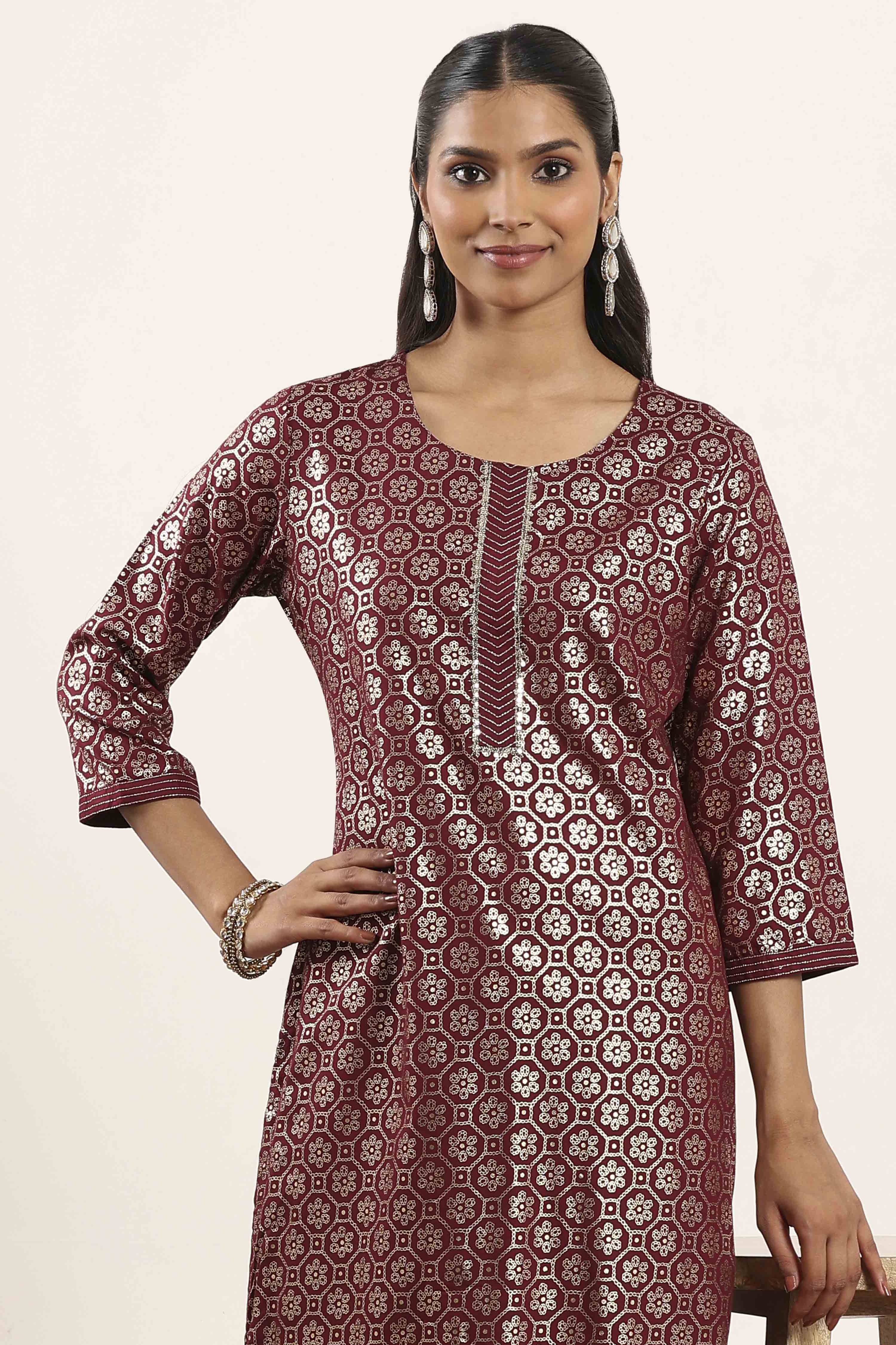 Maroon Viscose Rayon Straight Kurta Pants Set image number 7