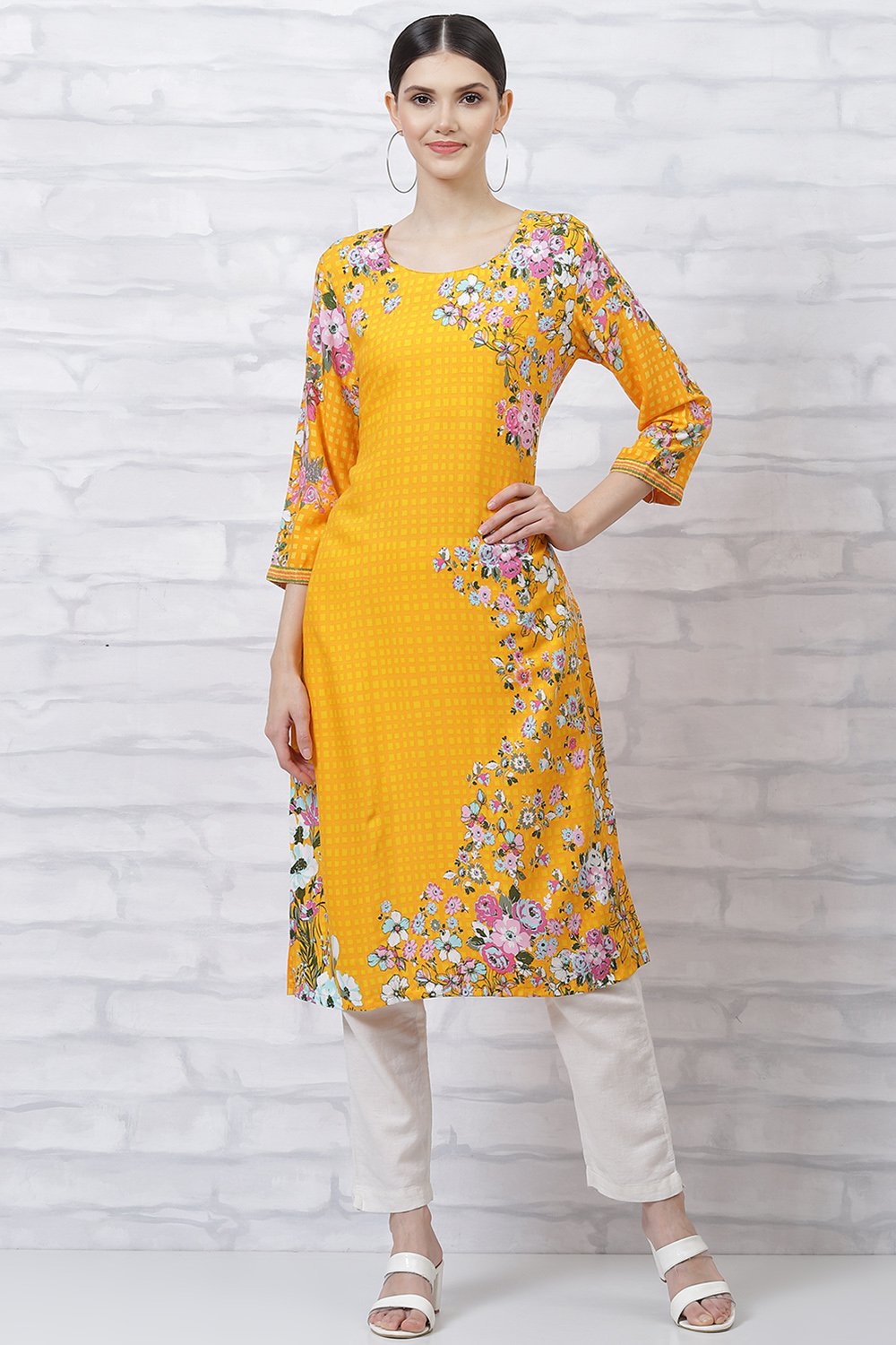 Yellow LIVA Straight Kurta image number 5