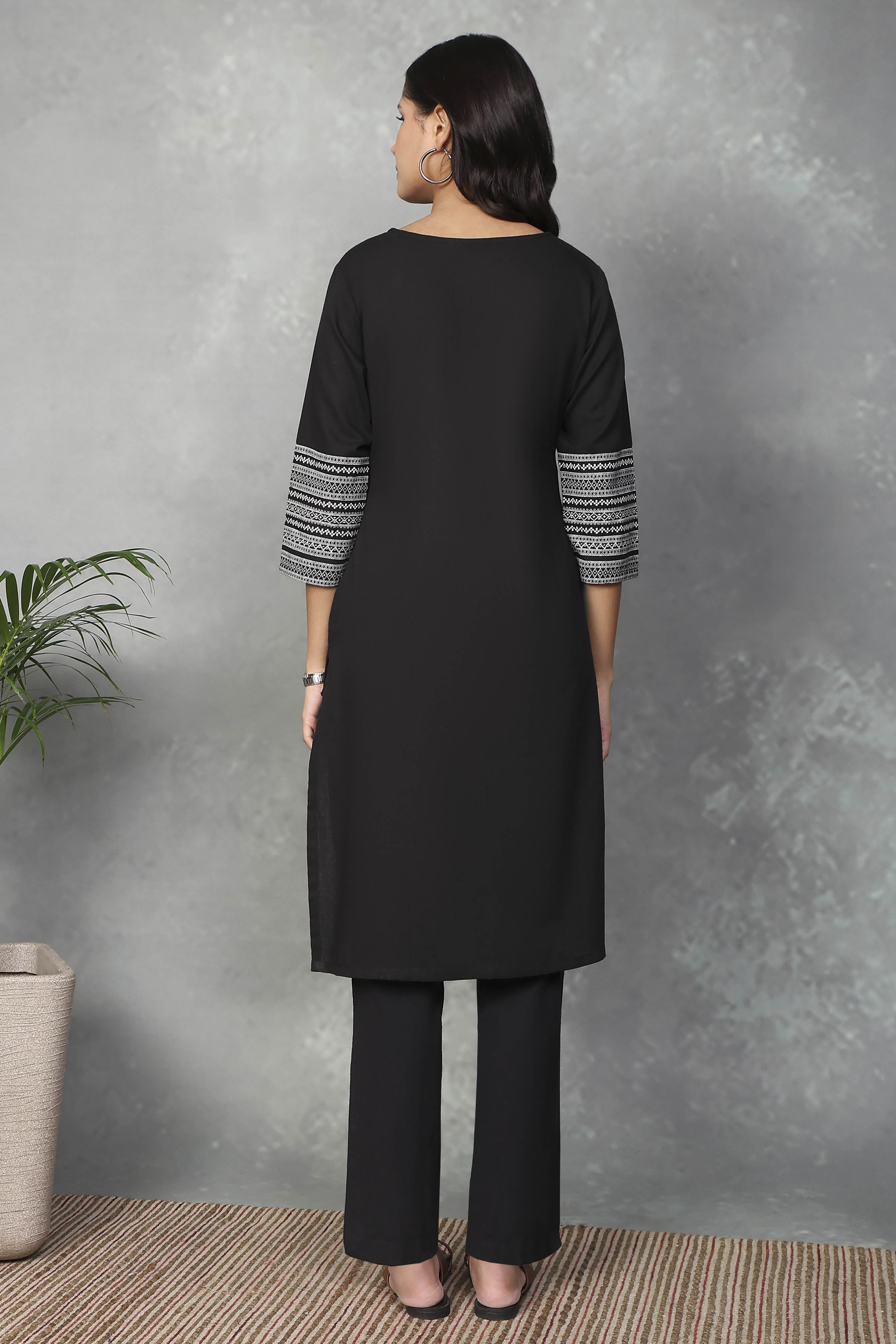 Black Cotton Blend Solid Straight Kurta image number 3