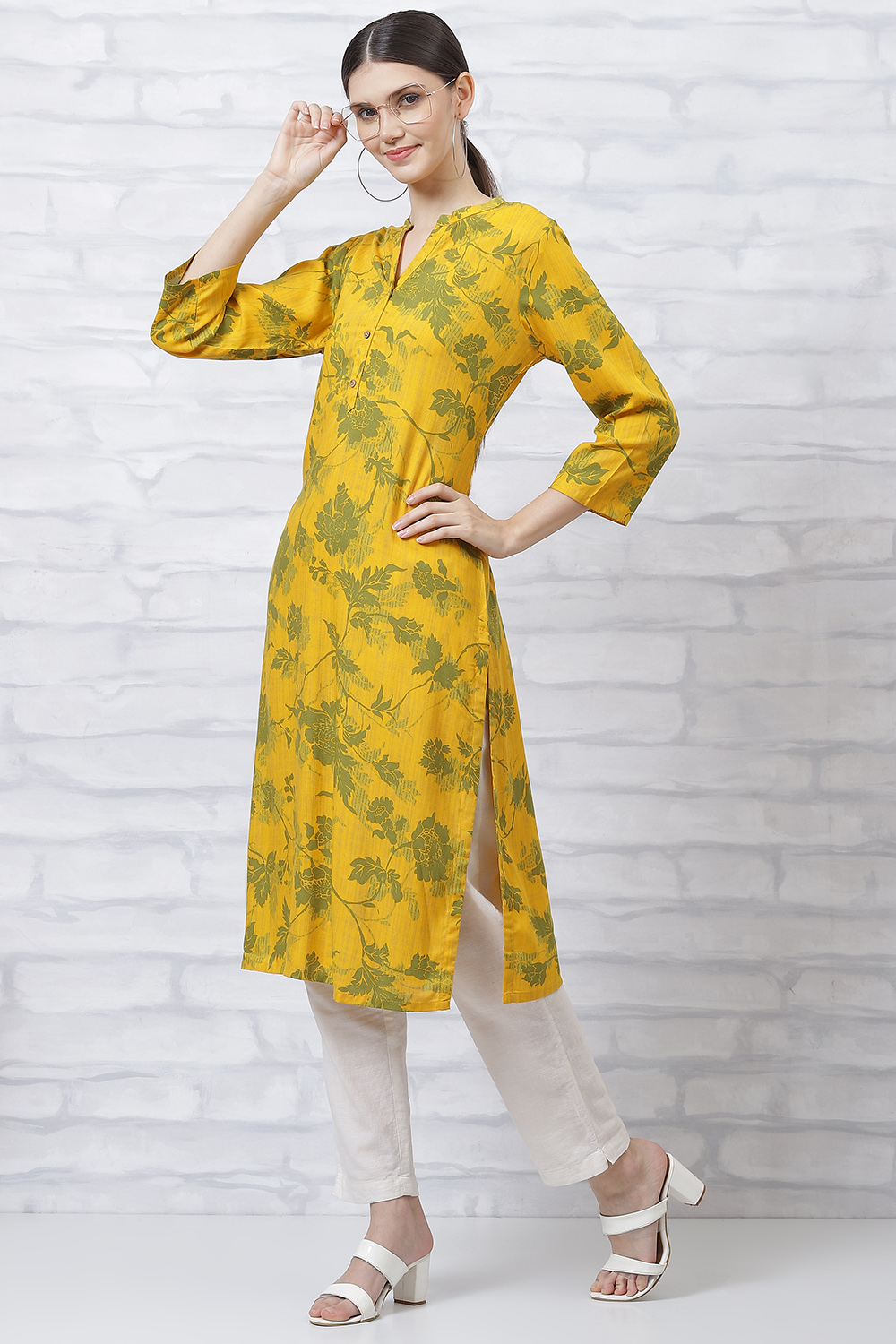 Yellow LIVA Straight Kurta image number 5