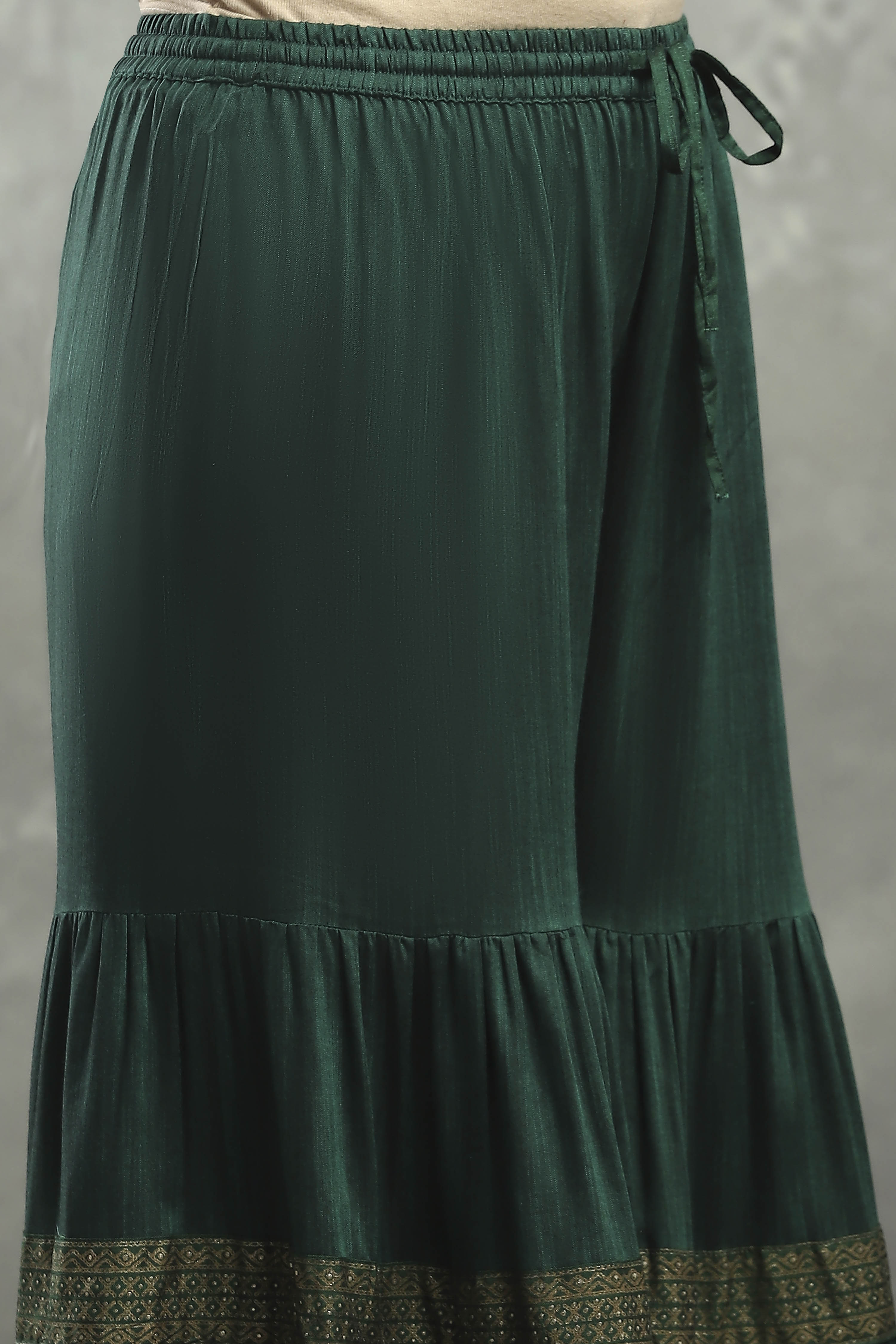 Green Viscose Straight Kurta Pants Set image number 2