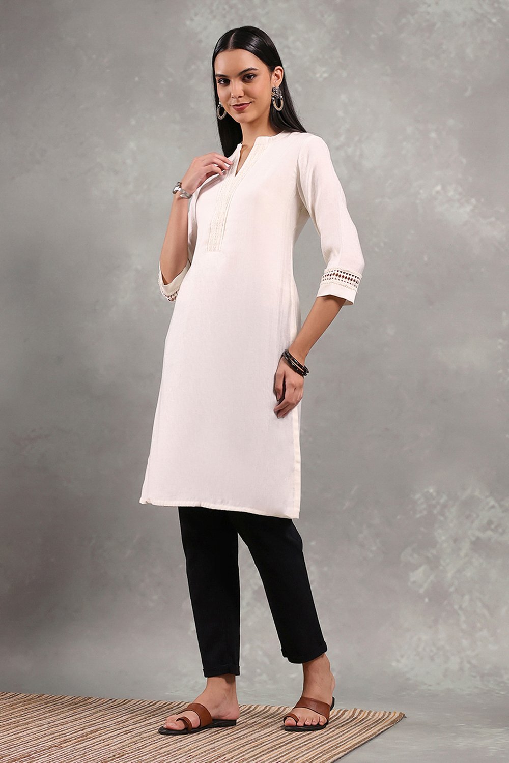 Off White Viscose Blend Solid Straight Kurta image number 1