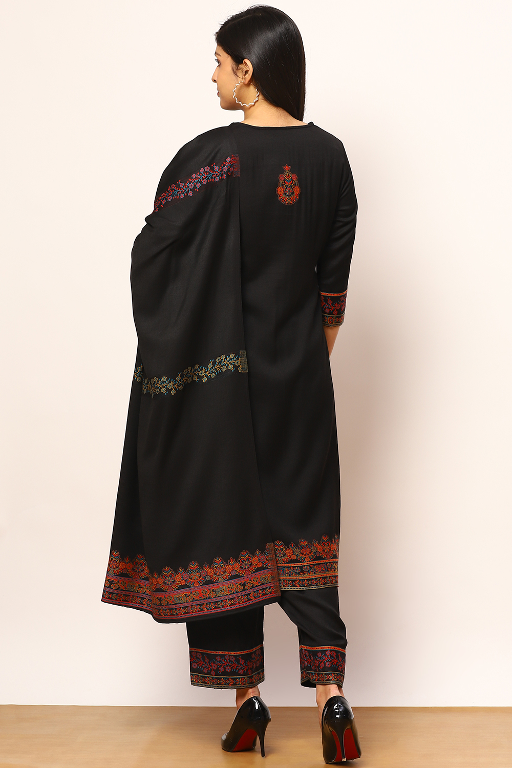 Black Acrylic Straight Suit Set image number 4