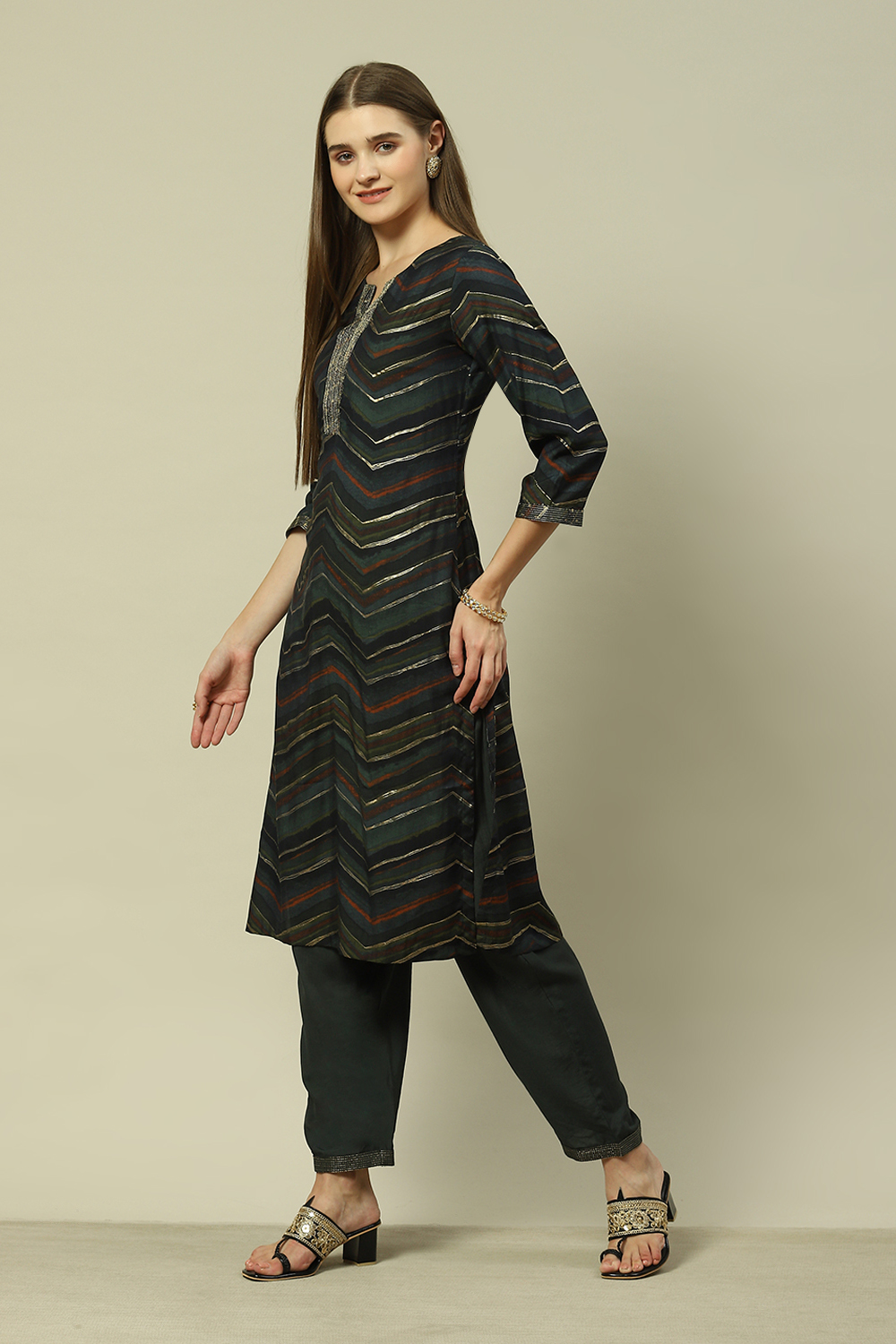 Green LIVA Straight Printed Kurta Palazzo Suit Set image number 2