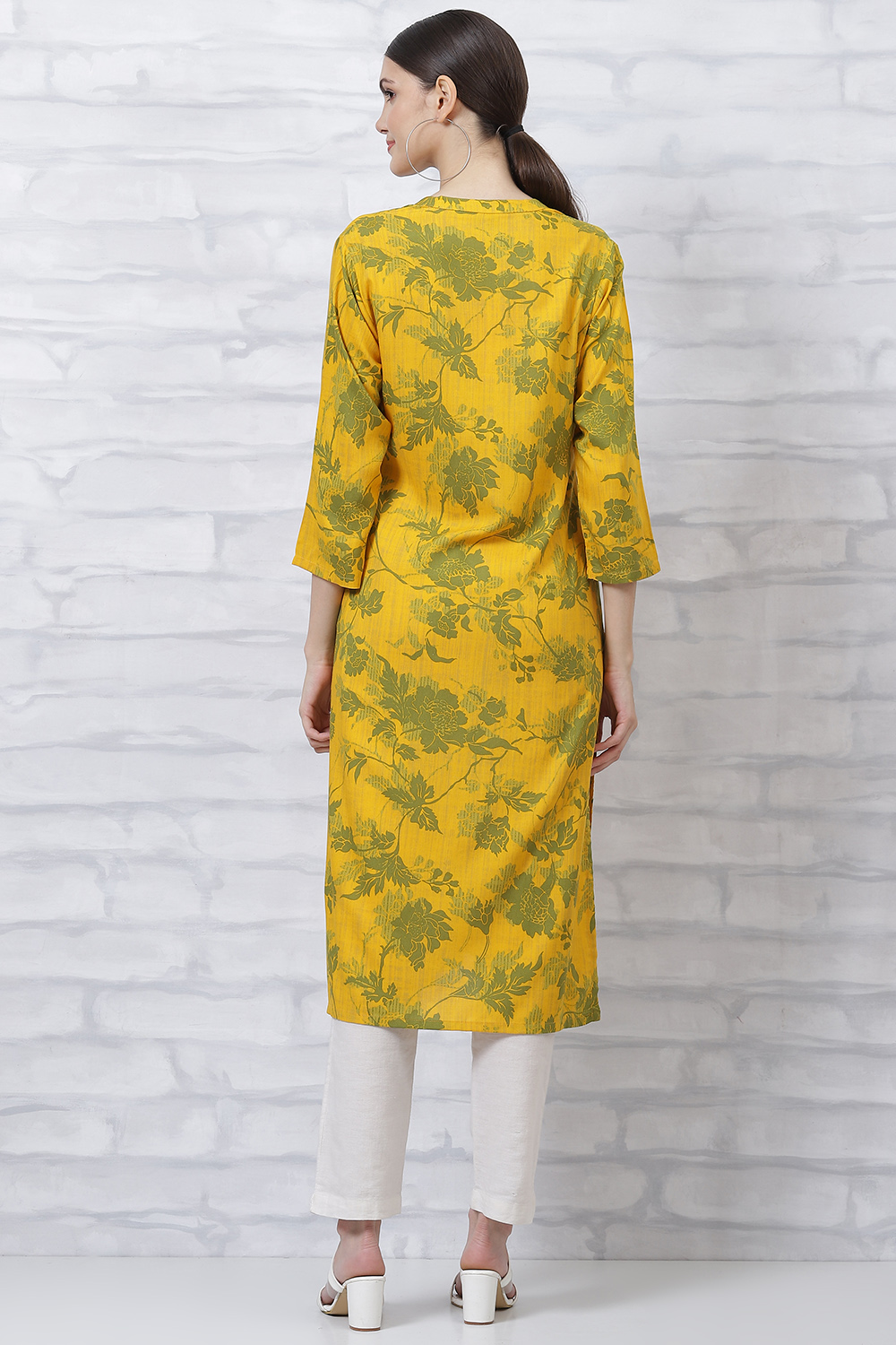 Yellow LIVA Straight Kurta image number 4