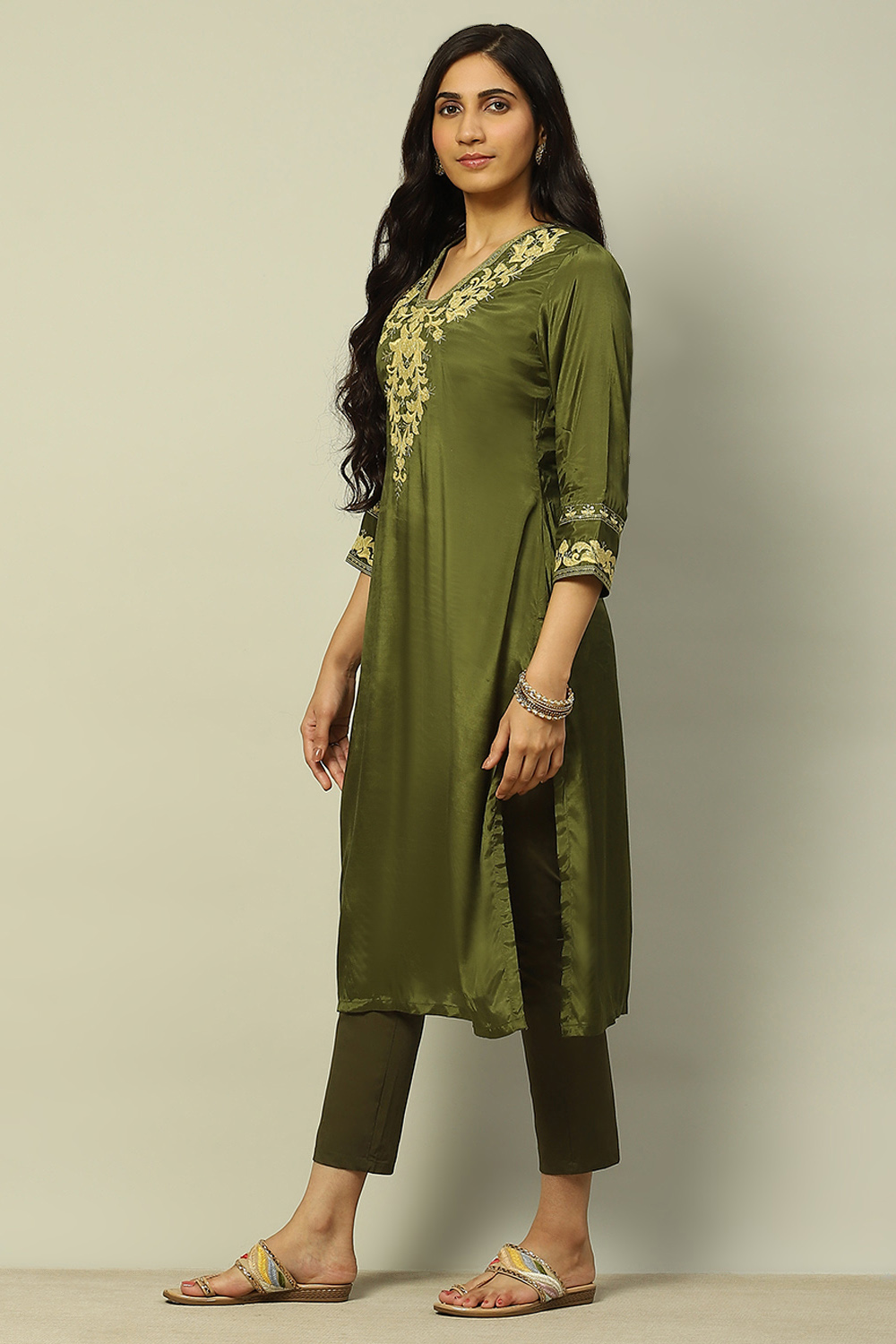 Olive Green Embroidered Viscose Shantoon Straight Kurta image number 2