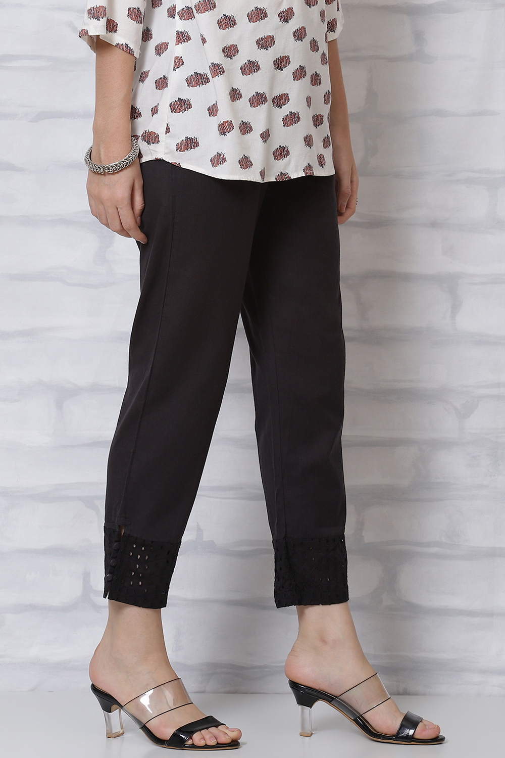 Pink Solid Slim Pants image number 3