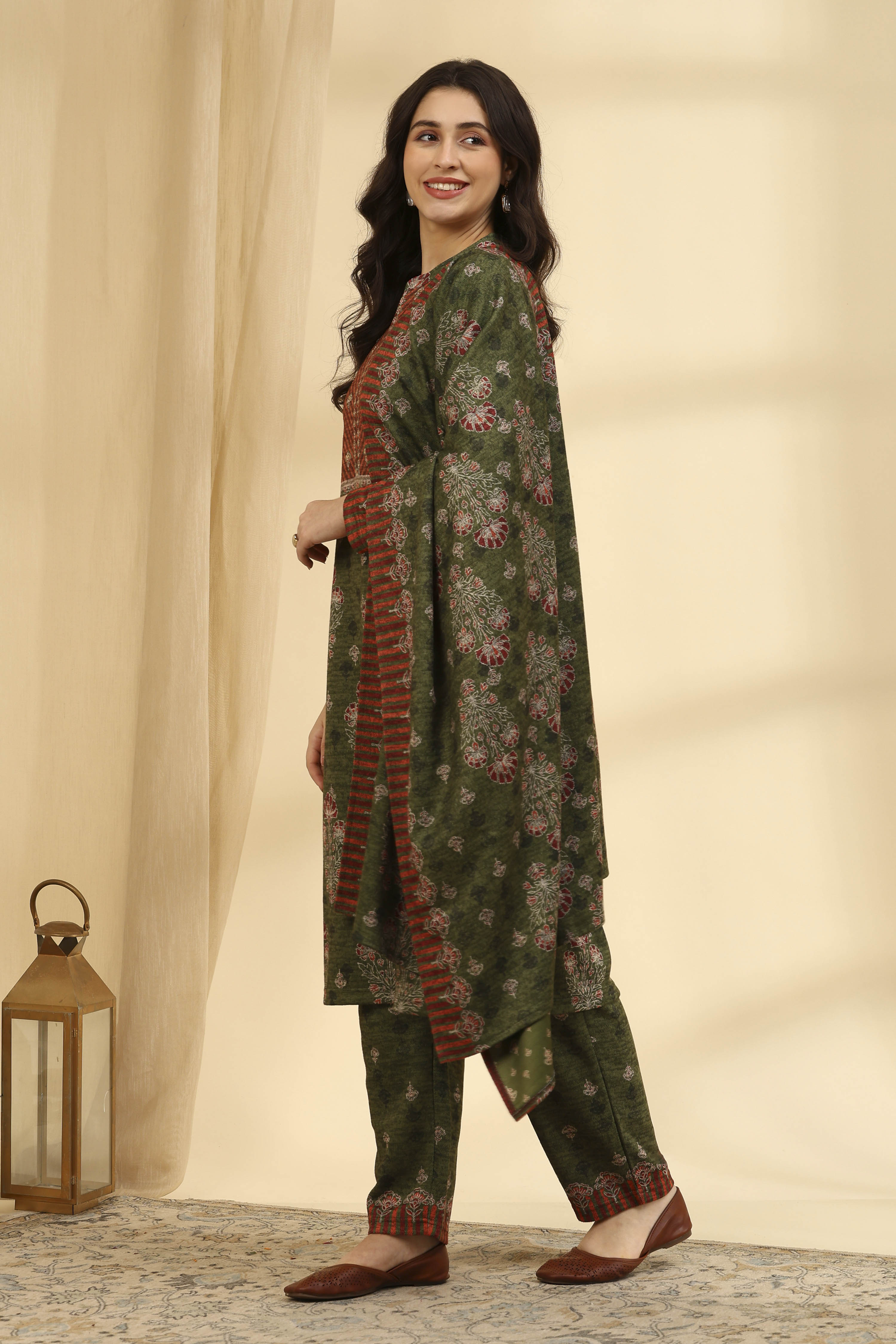 Green Polyester Printed Straight Suit Set image number 3