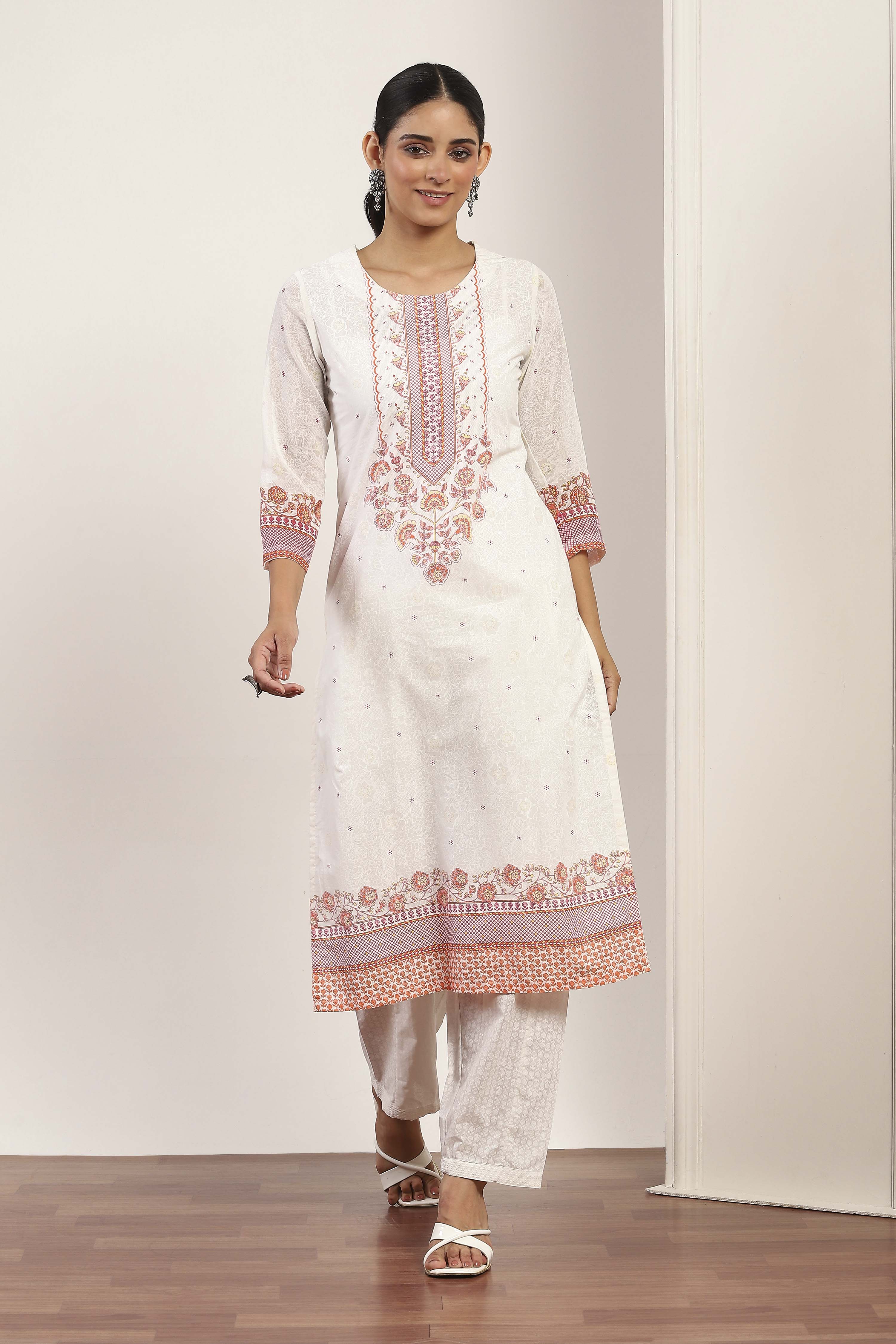 White  Straight Kurta Pants Set image number 6