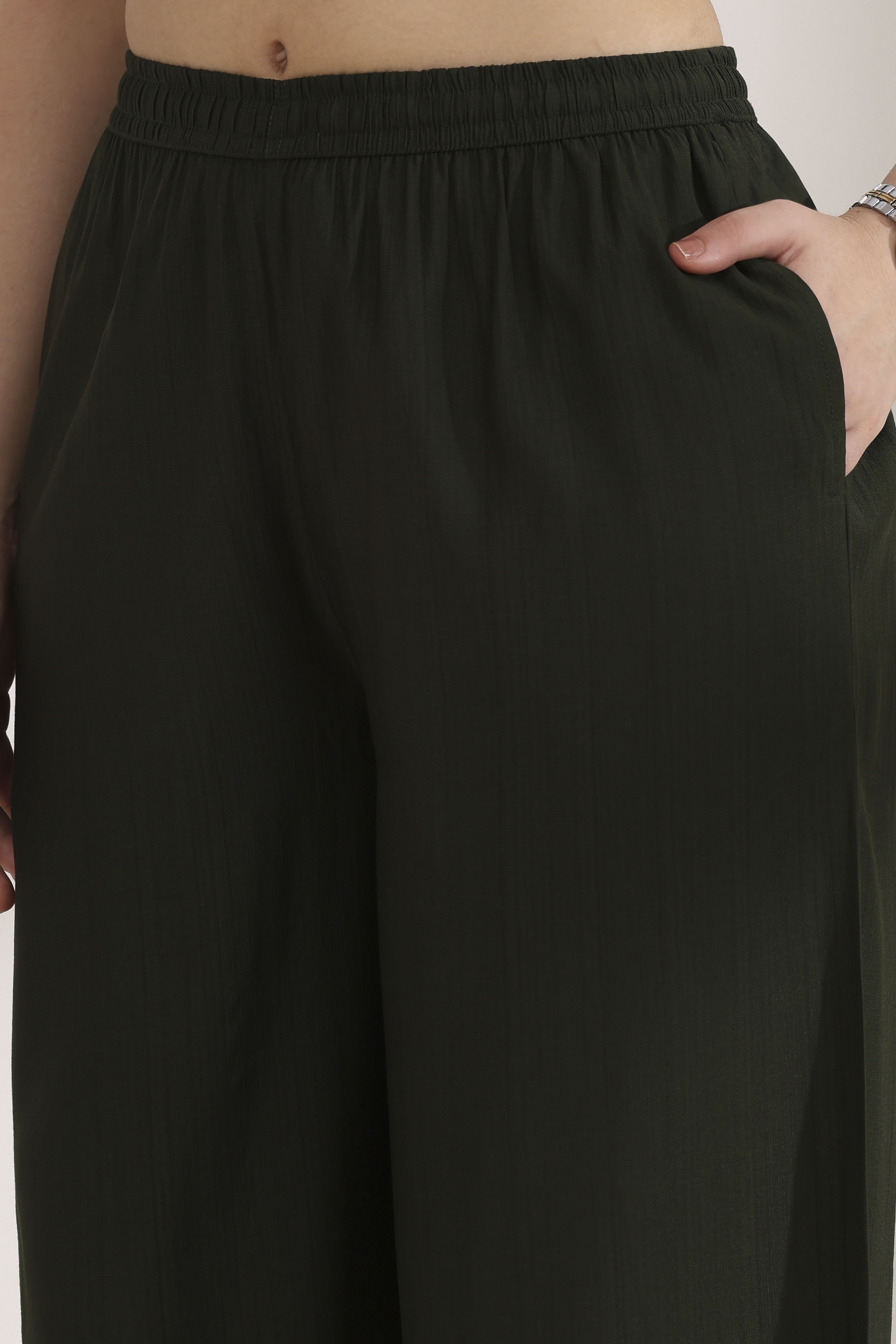 Green Viscose Blend Solid Straight Kurta Set image number 2