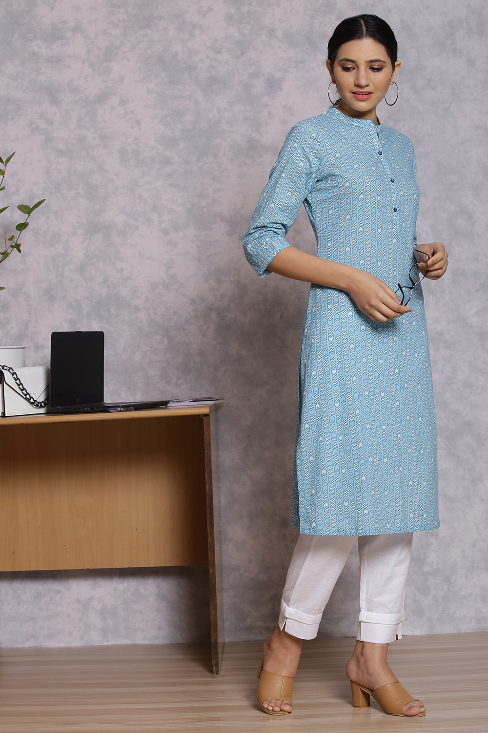 Blue Cotton And Cambric Straight Kurta image number 2