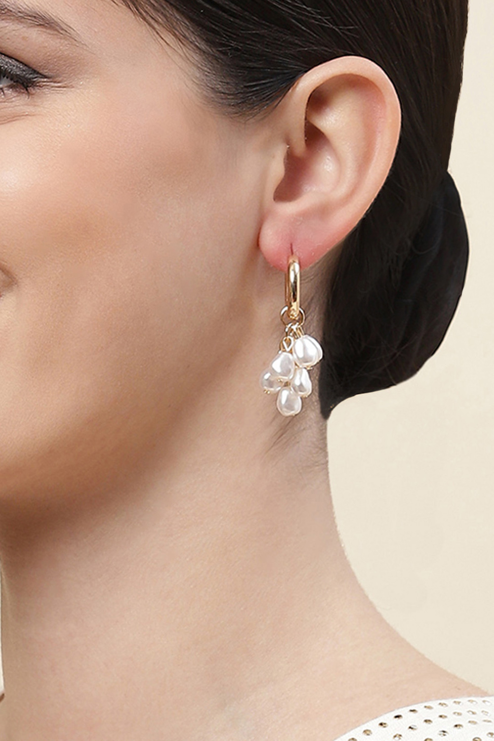 White Alloy Earrings image number 1